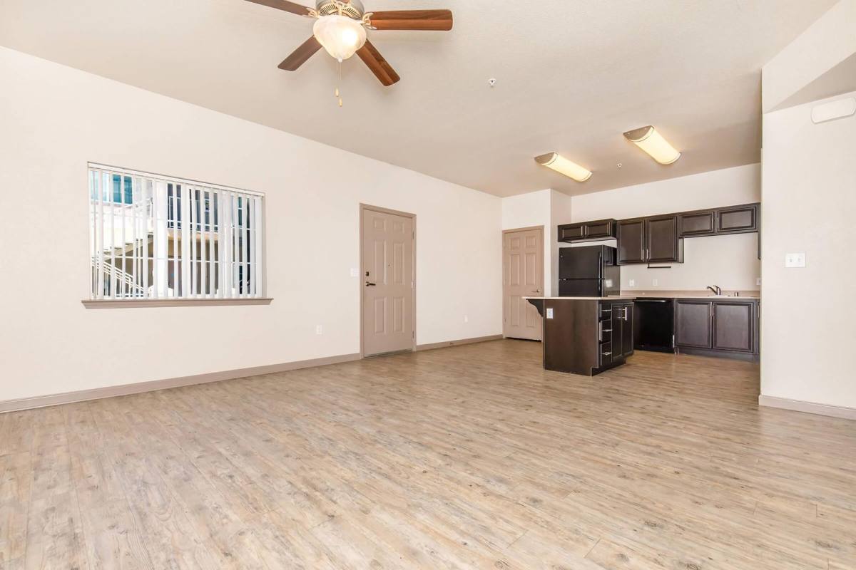 Centennial Place, 545 Centennial Dr, Hanford, CA 93230 - Apartment for Rent - Image 4