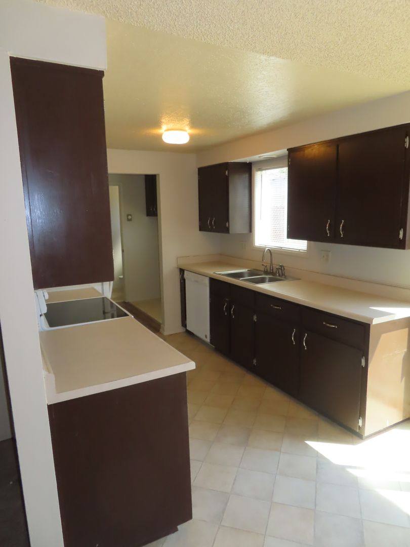 Apartment for rent at 219 S 40th, Springfield, OR 97478