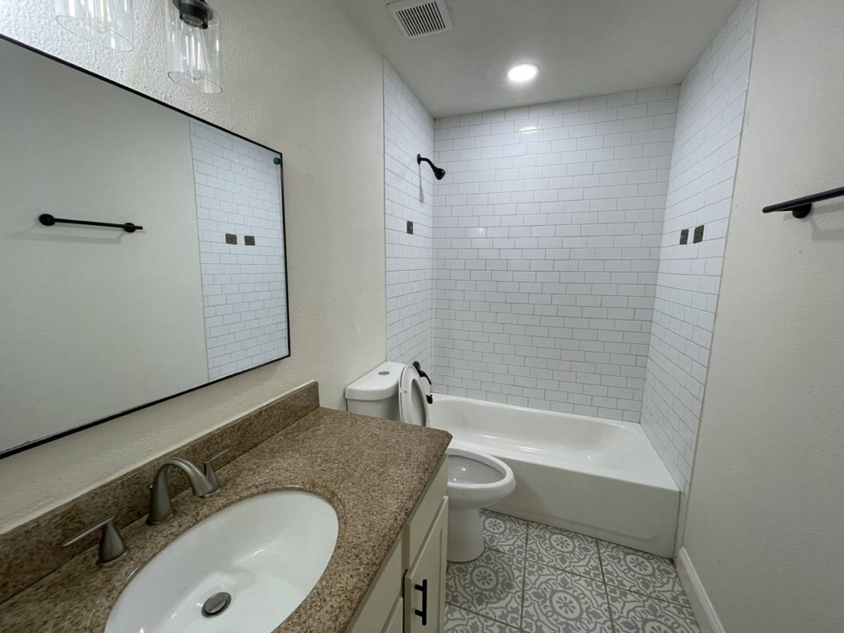 Apartment for rent at 204 Hosack St, Arlington, TX 76010