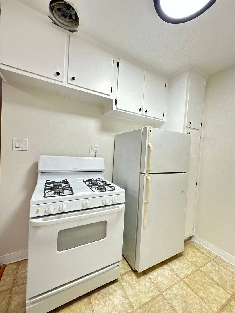Apartment for rent at 1015 E Appleton St, Long Beach, CA 90802