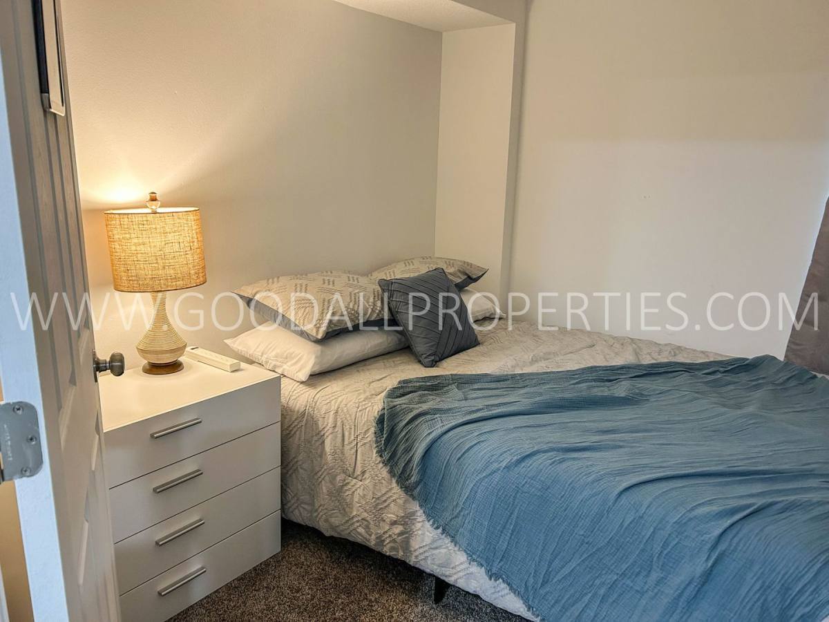 House for rent at 5000 SW 8th St, Des Moines, IA 50315
