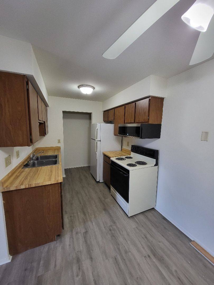 Apartment for rent at 1323 Meadowcreek Dr, Pewaukee, WI 53072