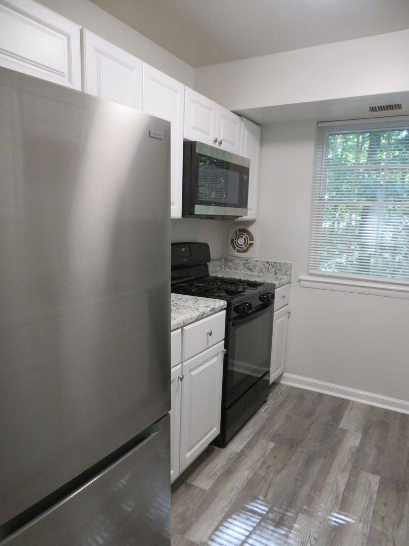 Apartment for rent at 1100 Lakeview Ave, Colonial Heights, VA 23834
