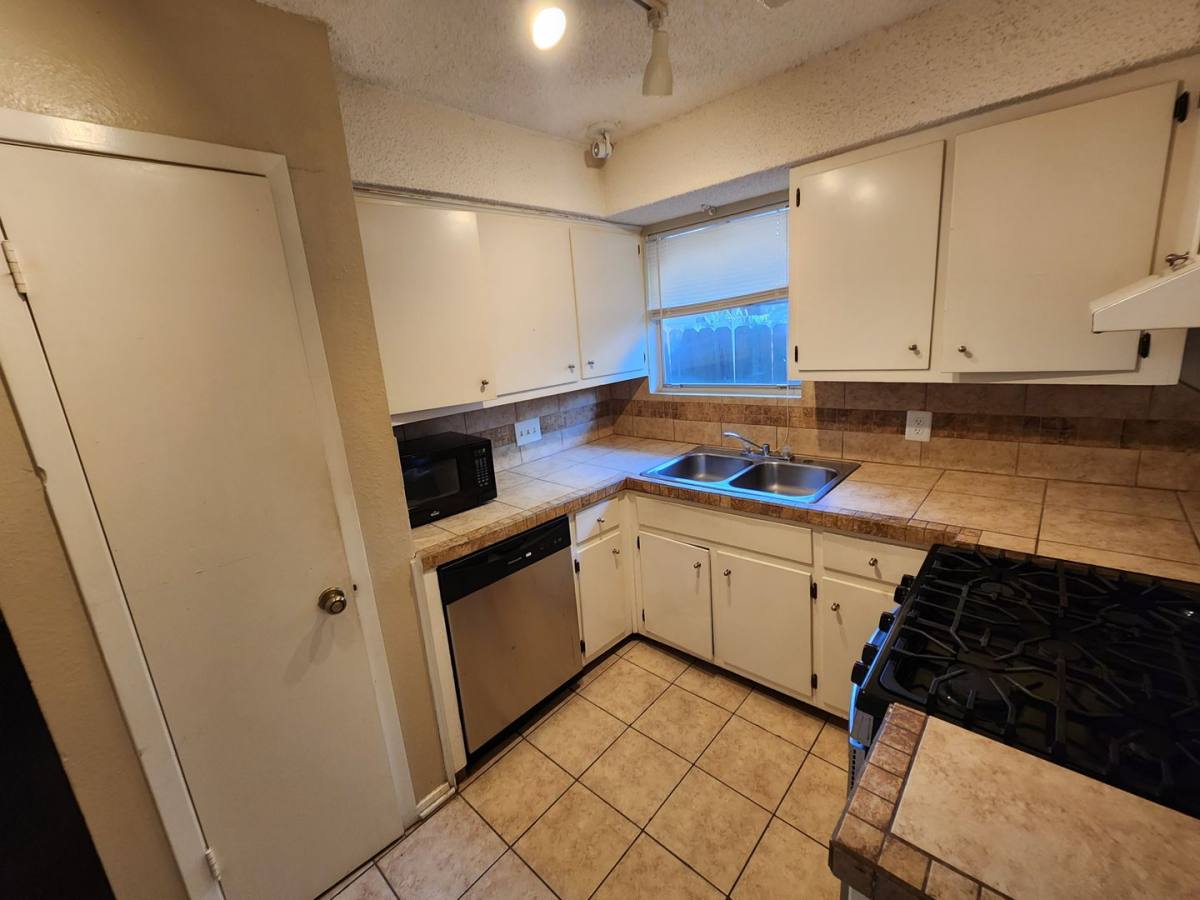 Townhouse for rent at 608 1 2 Genard St #B, Austin, TX 78751