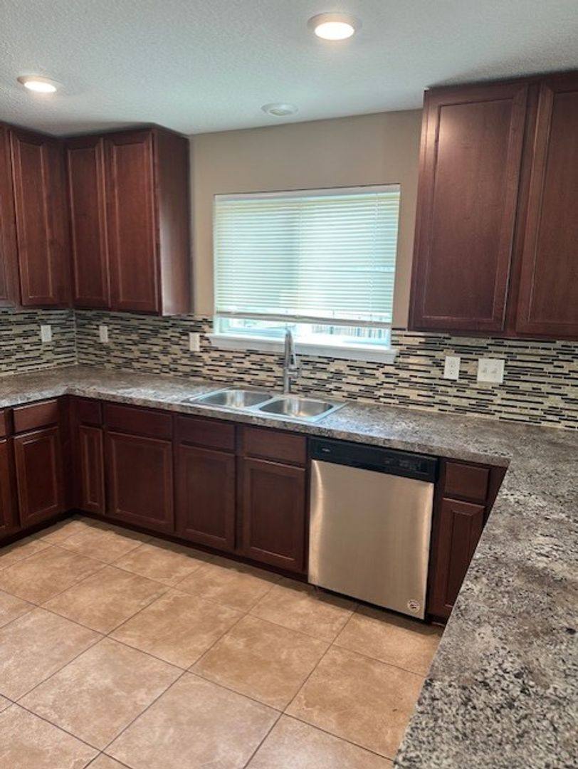House for rent at 9670 Freefall Rd, Jacksonville, FL 32221
