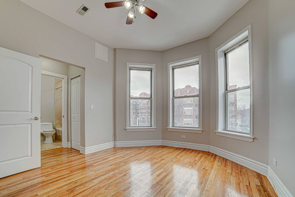 Condo for rent at 4858 S Prairie Ave, Chicago, IL 60615