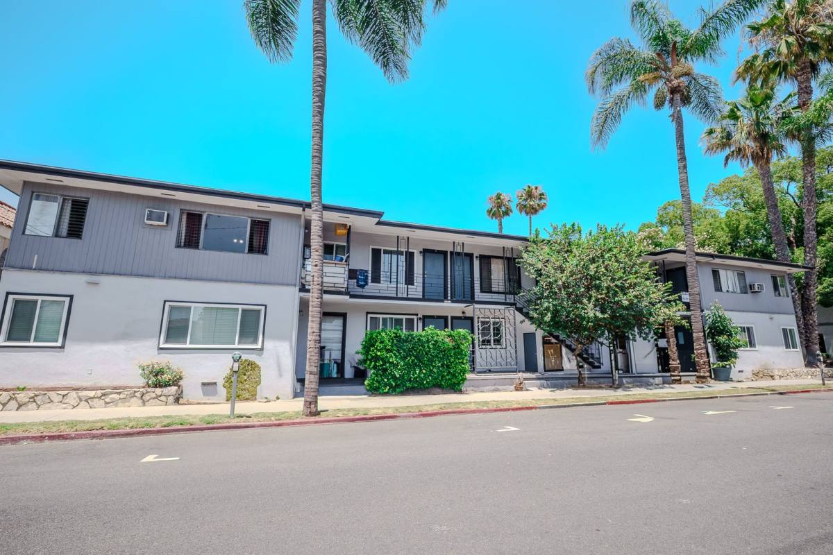 Apartment for rent at 405 W 10th St, Santa Ana, CA 92701