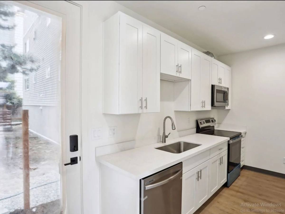 Townhouse for rent at 4729 21st Ave NE, Seattle, WA 98105