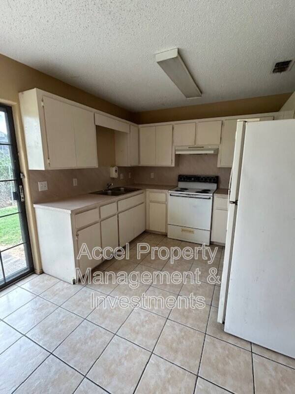 Apartment for rent at 1201 W Carmen #2, Edinburg, TX 78541