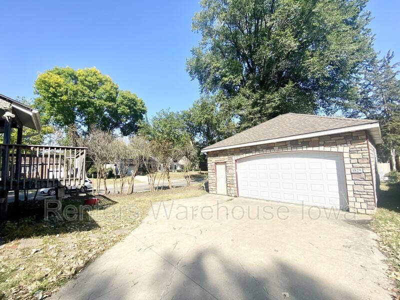 House for rent at 1829 48th St, Des Moines, IA 50310