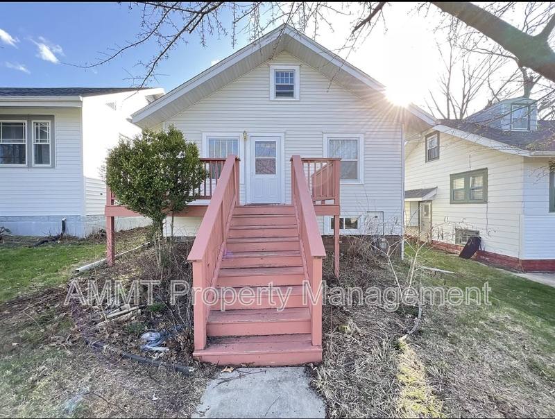 House for rent at 421 19th St NE, Cedar Rapids, IA 52402