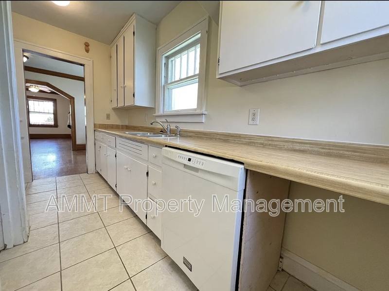 House for rent at 421 19th St NE, Cedar Rapids, IA 52402