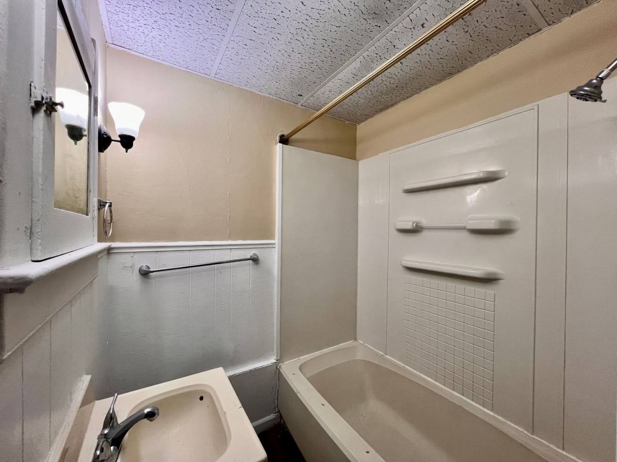 House for rent at 614 Cadillac Court, Toledo, OH 43610