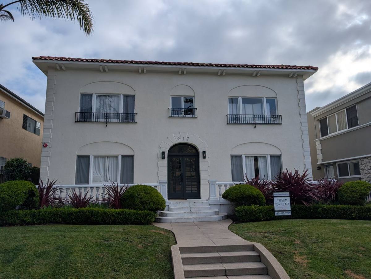 Apartment for rent at 917 Lincoln Blvd, Santa Monica, CA 90403