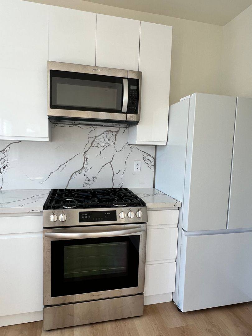 Apartment for rent at 917 Lincoln Blvd, Santa Monica, CA 90403