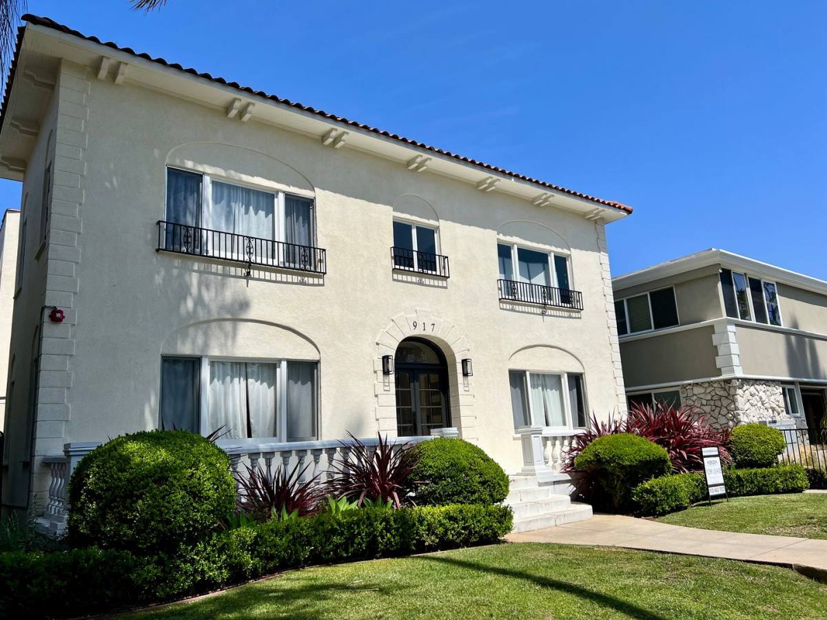 Apartment for rent at 917 Lincoln Blvd, Santa Monica, CA 90403