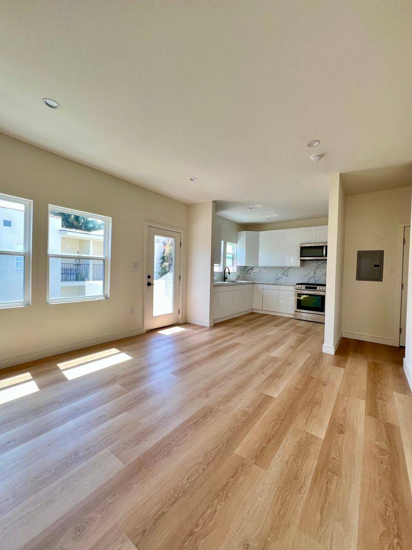 Apartment for rent at 917 Lincoln Blvd, Santa Monica, CA 90403