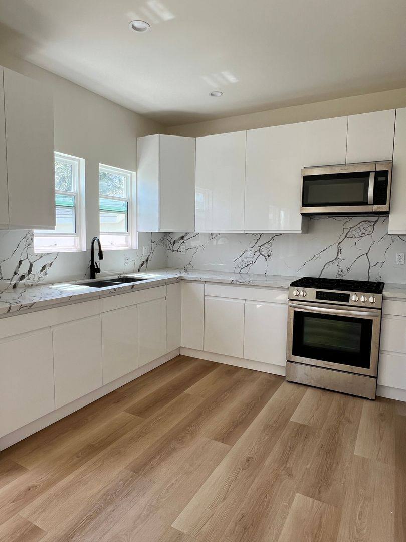 Apartment for rent at 917 Lincoln Blvd, Santa Monica, CA 90403