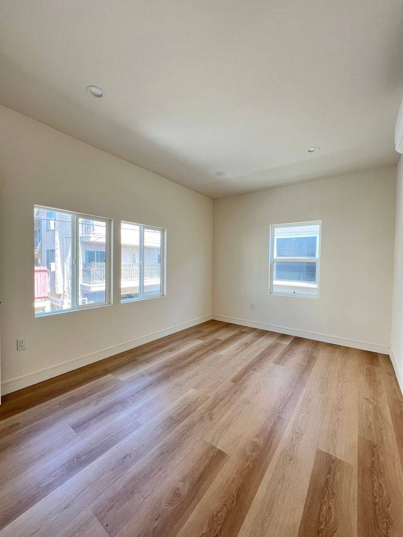 Apartment for rent at 917 Lincoln Blvd, Santa Monica, CA 90403