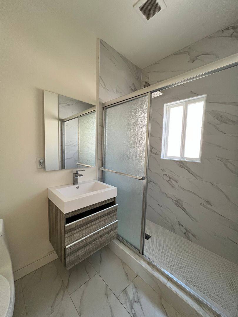 Apartment for rent at 917 Lincoln Blvd, Santa Monica, CA 90403