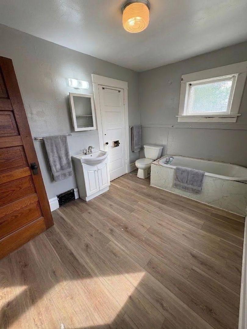 Apartment for rent at 706 S St, Waterloo, IA 50701