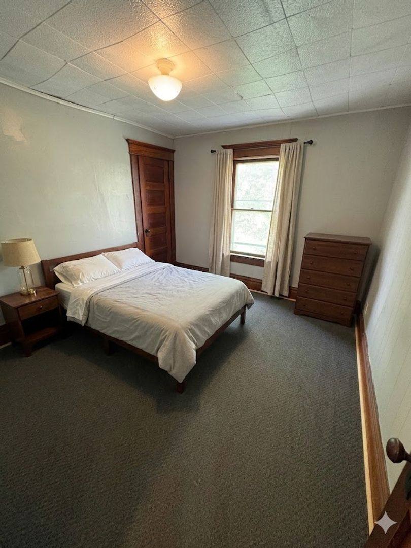 Apartment for rent at 706 S St, Waterloo, IA 50701