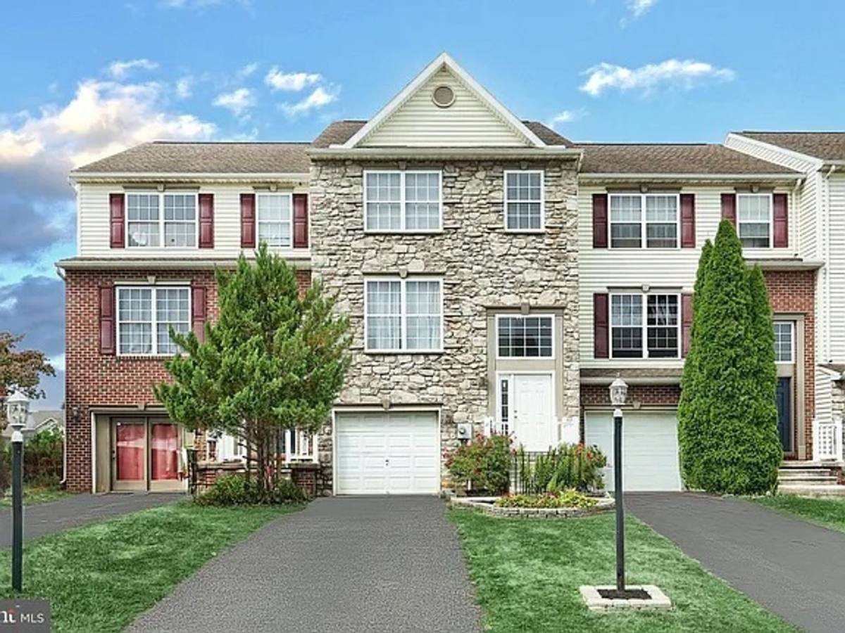 Townhouse for rent at 1193 Ledge Dr, York, PA 17408