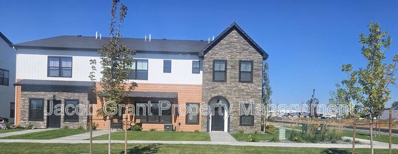 Townhouse for rent at 5157 N Beach Dr, Idaho Falls, ID 83401