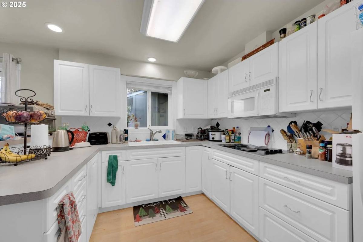 Apartment for rent at 3485 & 3489 Westward Ho Ave, Eugene, OR 97401