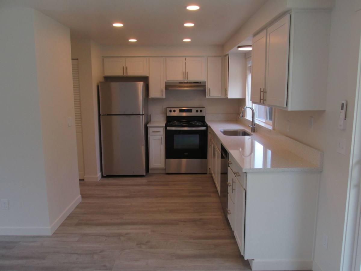 Apartment for rent at 421-425 W Fairhaven Ave, Burlington, WA 98233