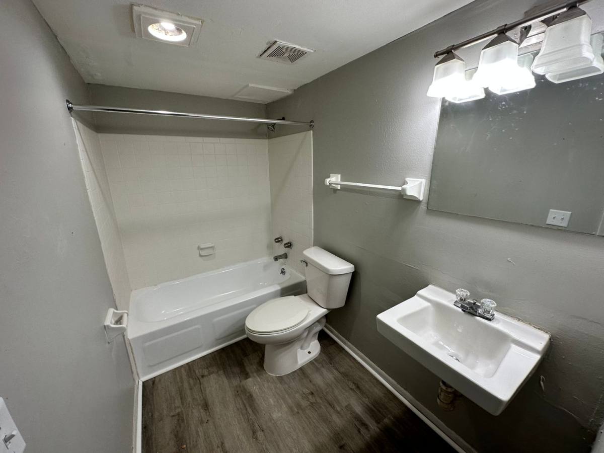 1305 - 1345 W Locust St 2866-2868 N, Milwaukee, WI 53206 - Apartment for Rent - Image 4