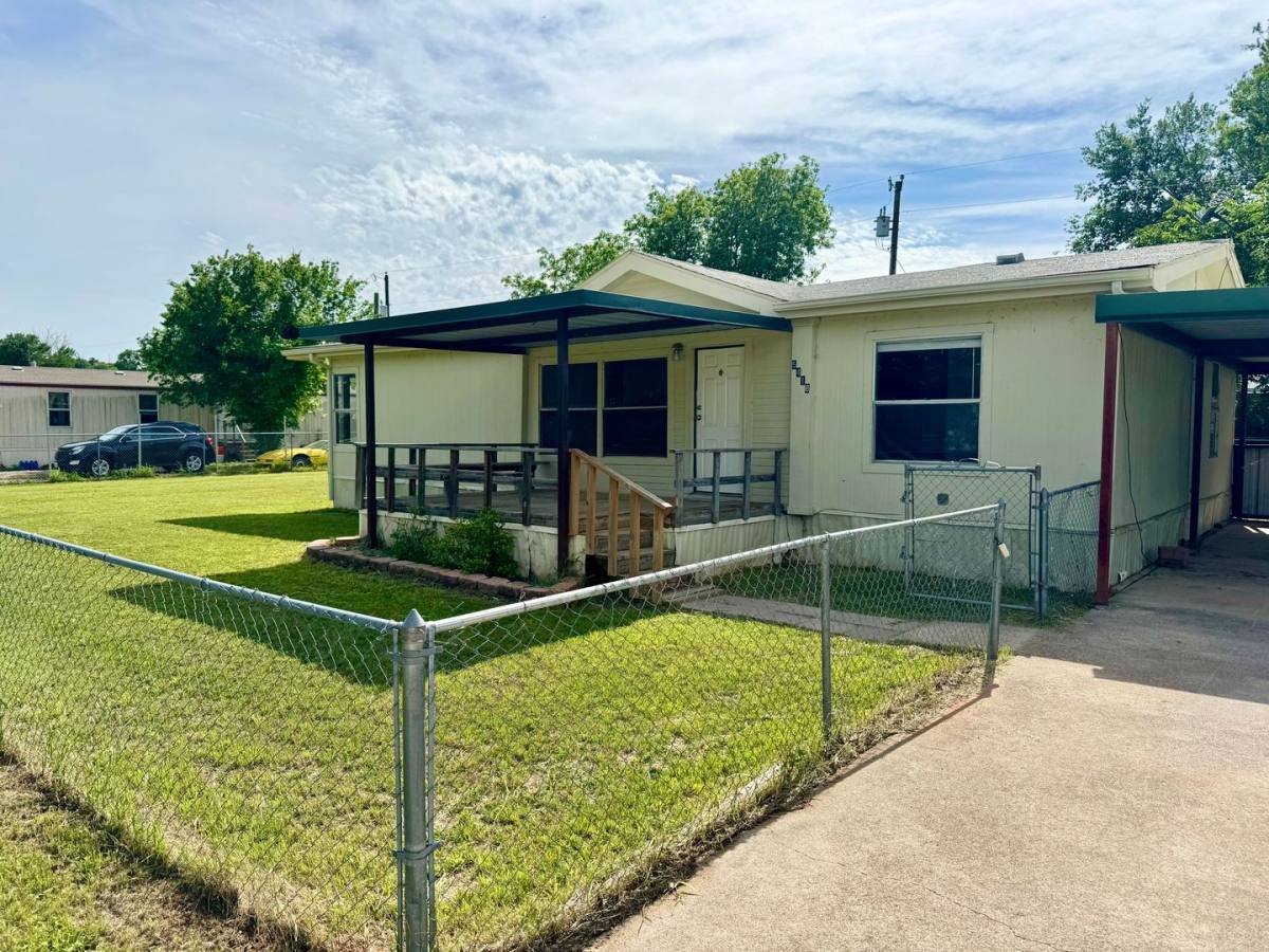 House for rent at 5418 Lake View Dr, Granbury, TX 76048