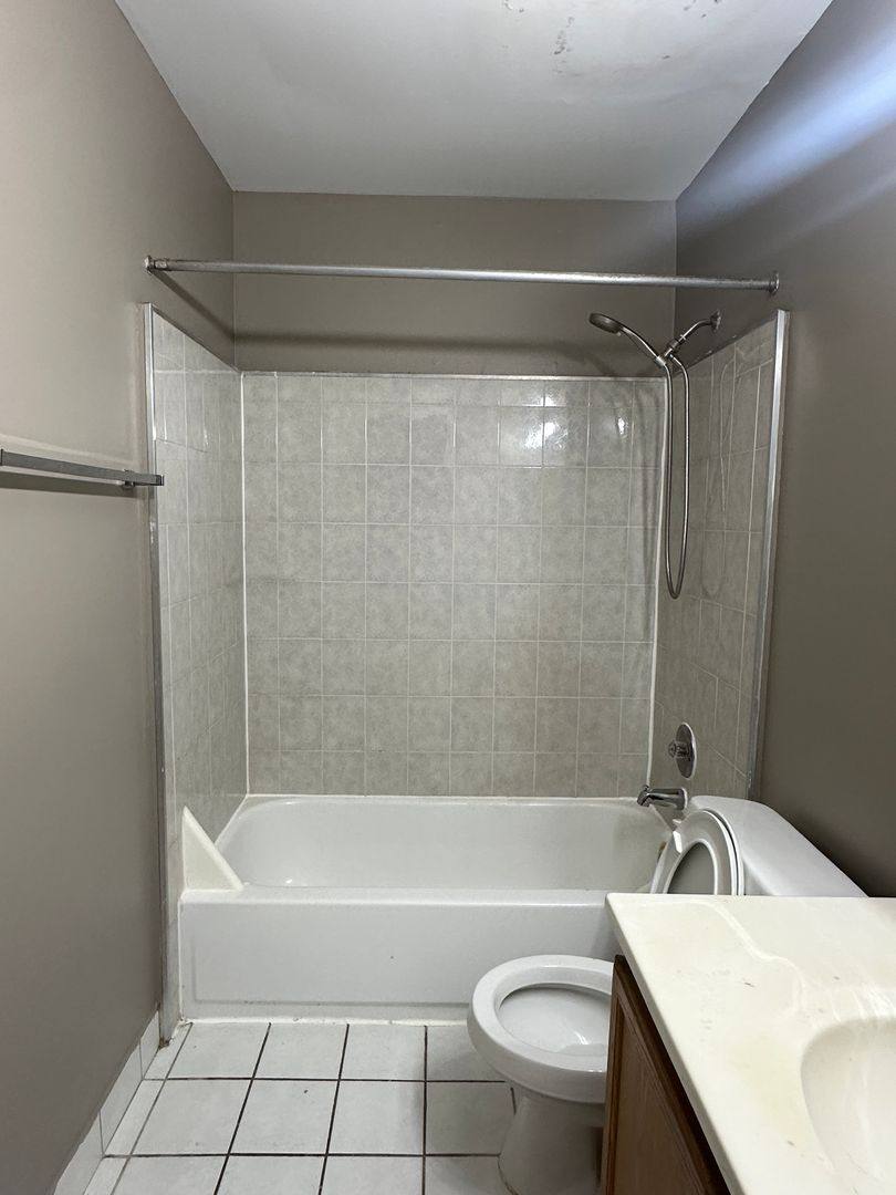 Apartment for rent at 2342 W Nichols Rd, Arlington Heights, IL 60004