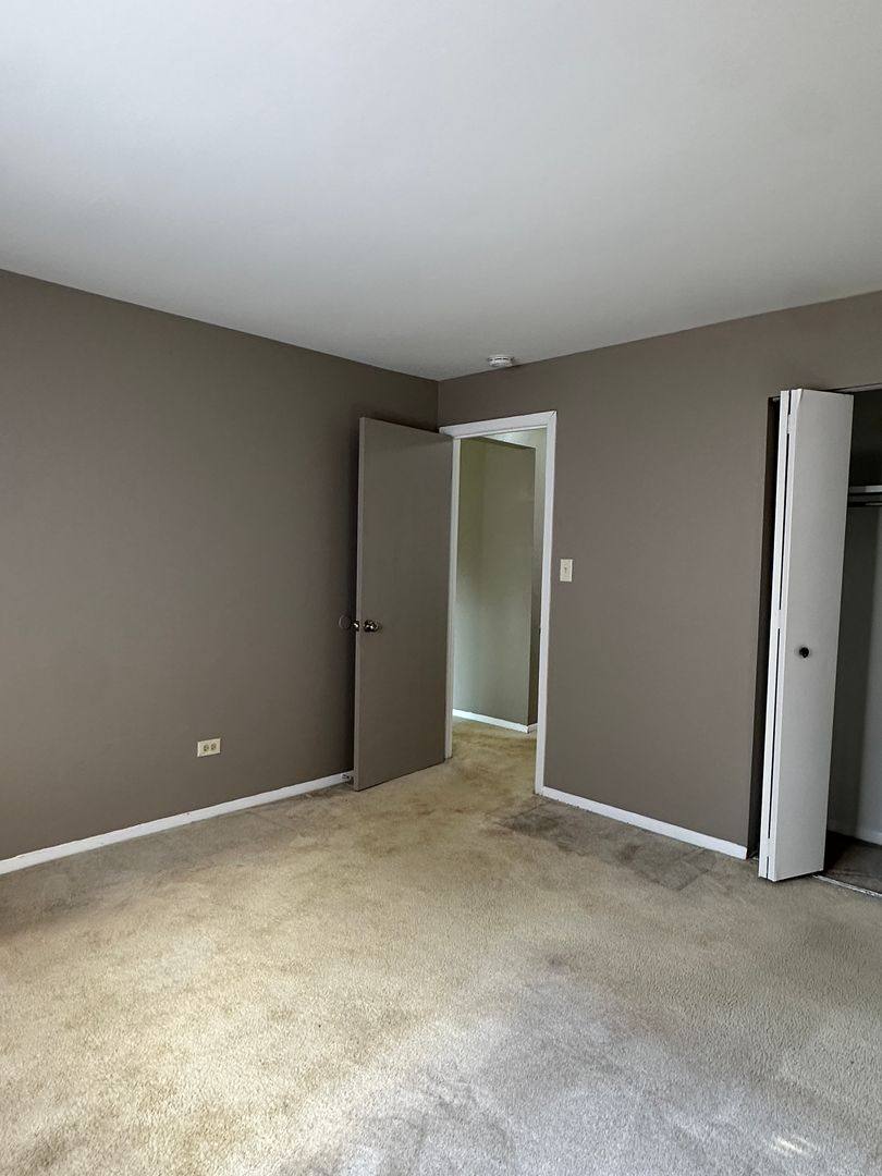 Apartment for rent at 2342 W Nichols Rd, Arlington Heights, IL 60004