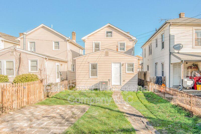 House for rent at 214 Center St, Dundalk, MD 21222