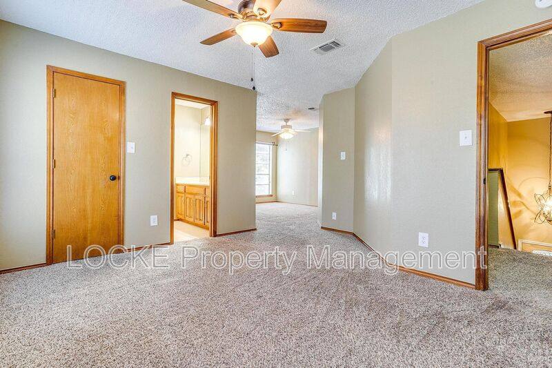 House for rent at 6428 Lago Vista Dr, Fort Worth, TX 76132