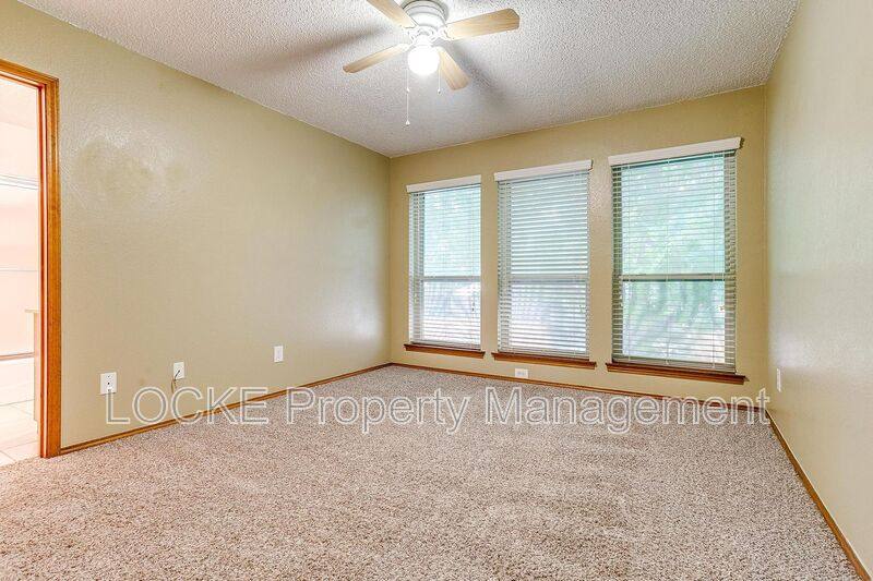 House for rent at 6428 Lago Vista Dr, Fort Worth, TX 76132