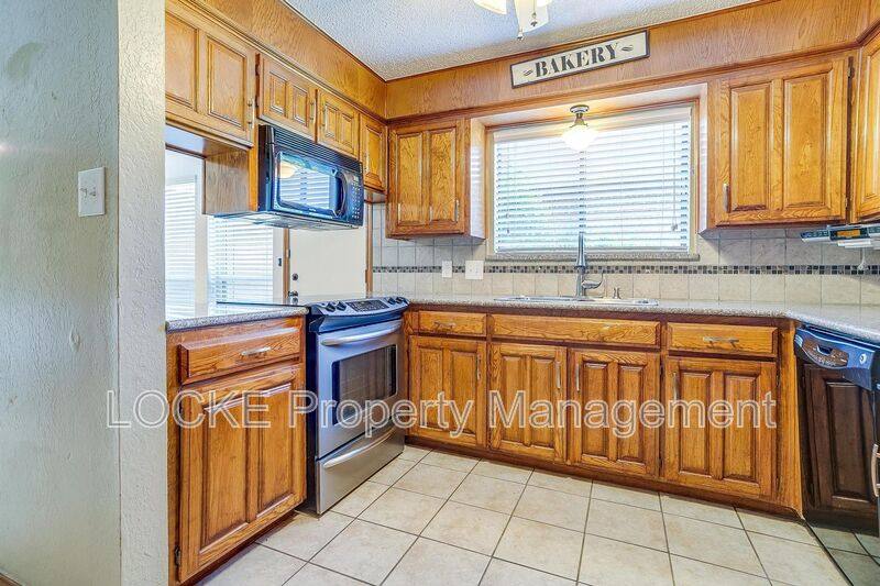 House for rent at 6428 Lago Vista Dr, Fort Worth, TX 76132