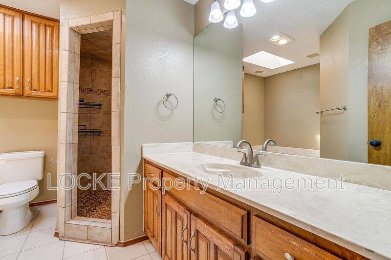 House for rent at 6428 Lago Vista Dr, Fort Worth, TX 76132