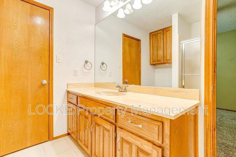 House for rent at 6428 Lago Vista Dr, Fort Worth, TX 76132