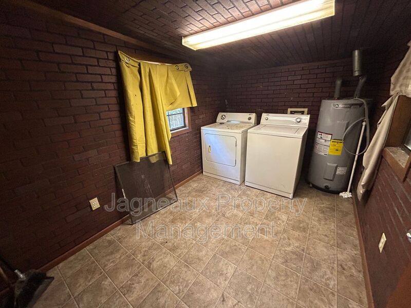 Apartment for rent at 311 June St, Eunice, LA 70535
