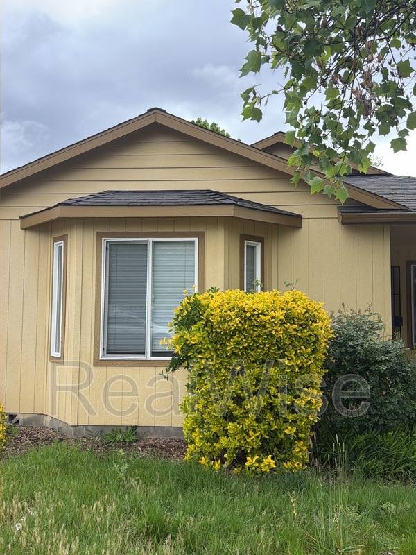 House for rent at 1951 SW Betty Lane, Grants Pass, OR 97526