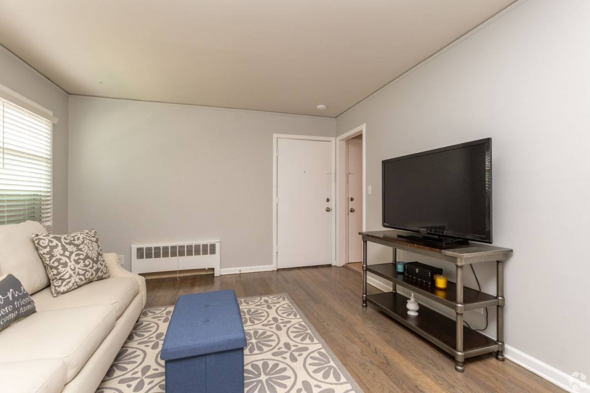 Apartment for rent at 4723 Cass St, Omaha, NE 68132