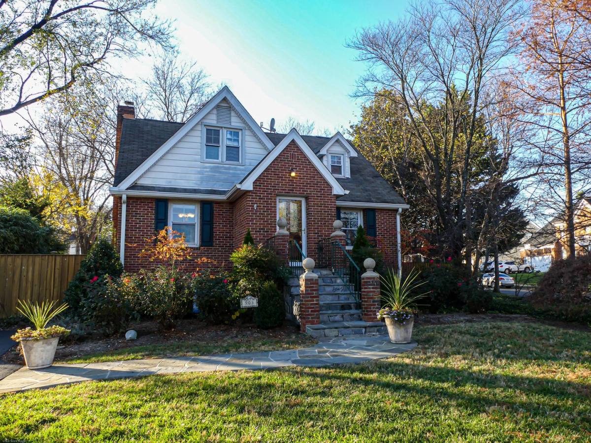 House for rent at 903 Crestview Dr, Herndon, VA 20170