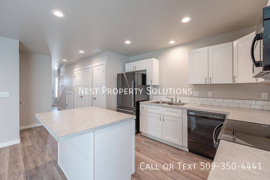 Apartment for rent at 651 NE Hargraves Ave #B, Royal City, WA 99357
