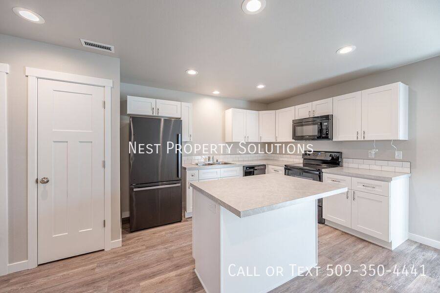 Apartment for rent at 651 NE Hargraves Ave #B, Royal City, WA 99357