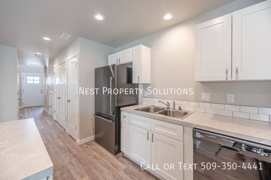 Apartment for rent at 651 NE Hargraves Ave #B, Royal City, WA 99357