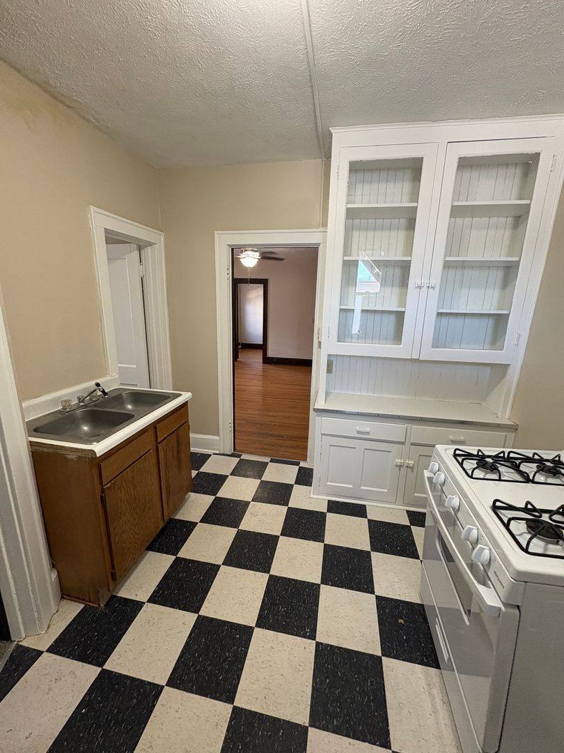 Apartment for rent at 2464 Harney St, Omaha, NE 68131