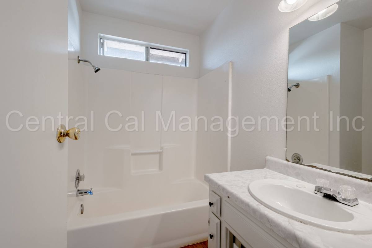 Apartment for rent at 617 30th St, Bakersfield, CA 93301