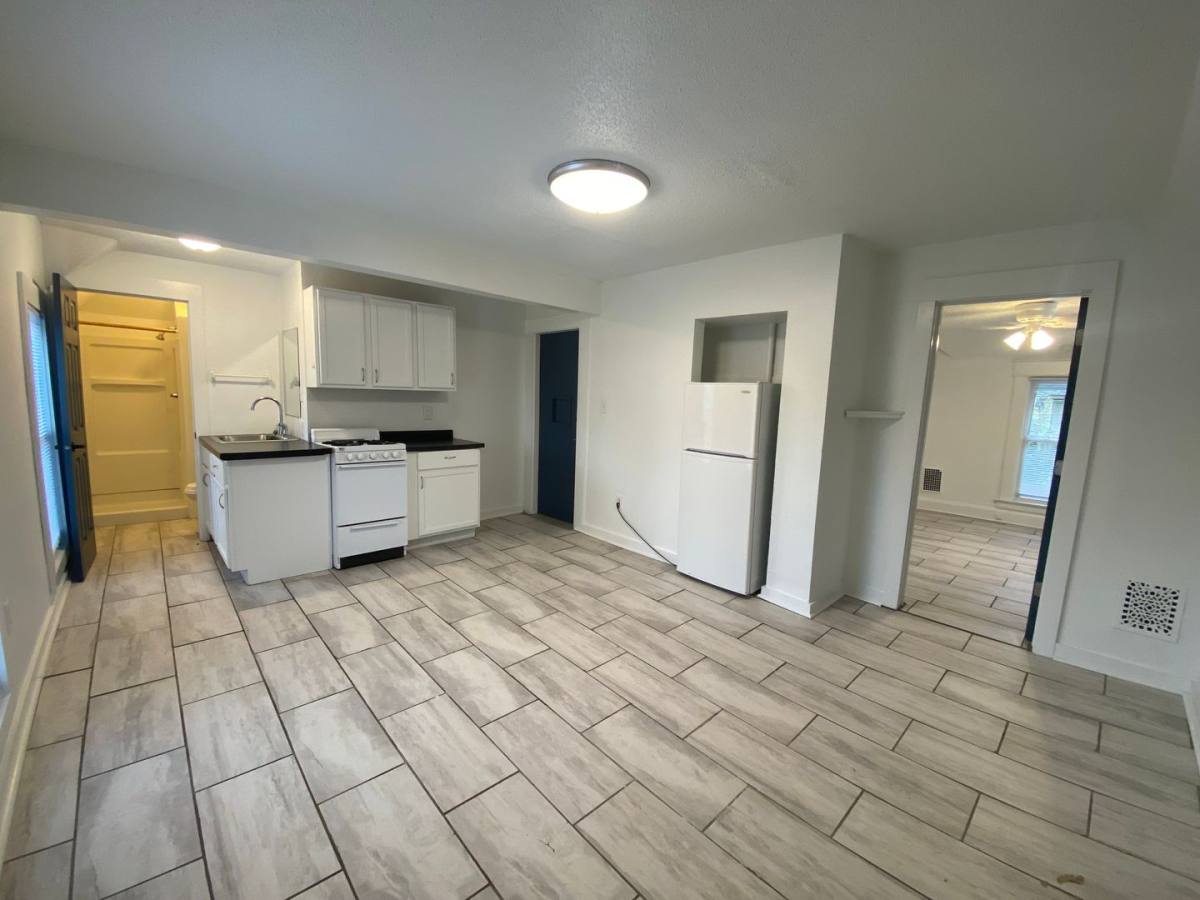 Apartment for rent at 1118 26th St, Des Moines, IA 50310